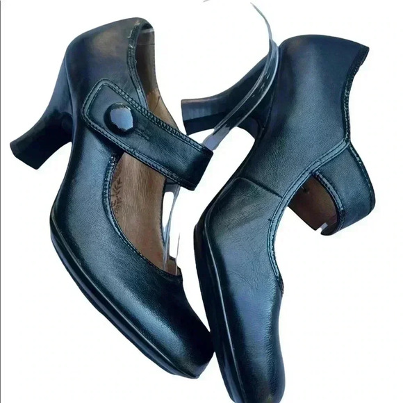 Sofft Black MARY JANES Size 7.5 Narrow!! Crease in leather at the toe Left shoe. - Picture 2 of 11
